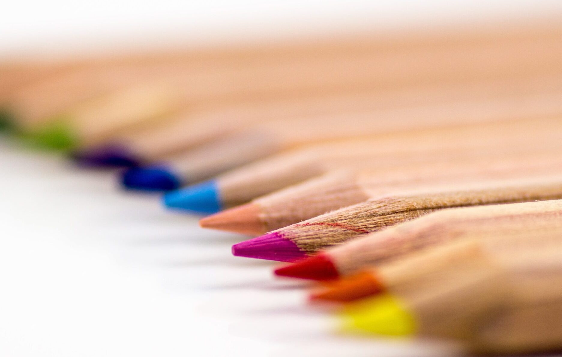Et bilde av tegneblyanter i organisert rekkefølge etter farge.