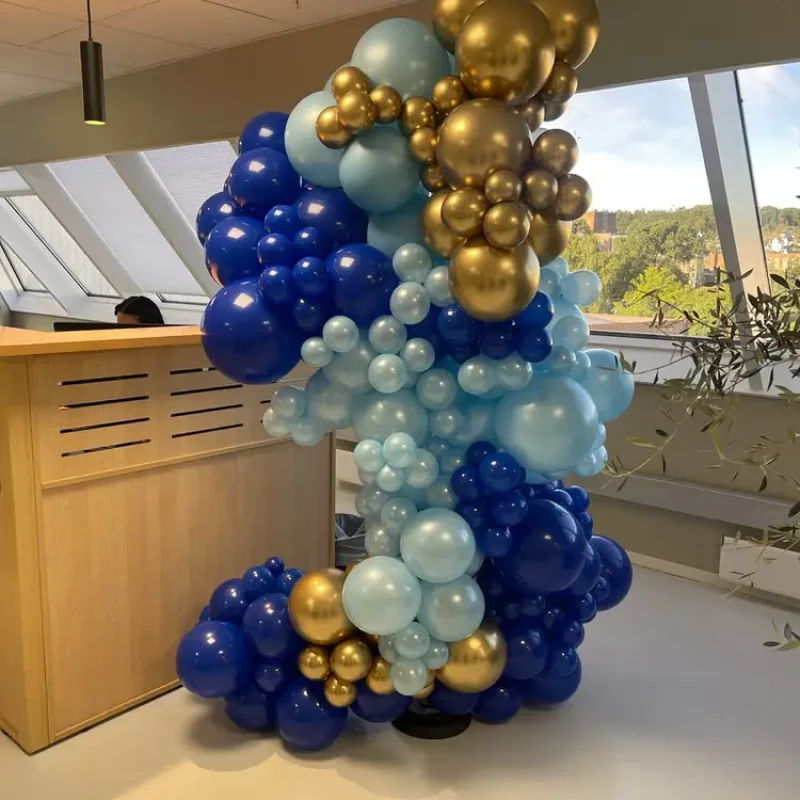 Massiv organisk ballongsøyle for gokstad akademiets sin skolestart i fargene mørkeblp, lyseblå og gull.